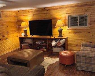 Cozy Cabin Near Area Favorites - Eddyville - Living room