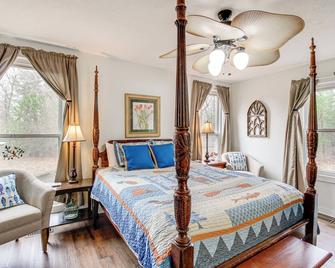 Walk to Little River Falls Lakefront Cabin - Fort Payne - Schlafzimmer