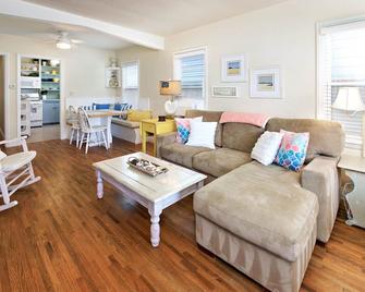Steps to the beach and 4 Blocks to Main St. and the pier - Seal Beach - Living room