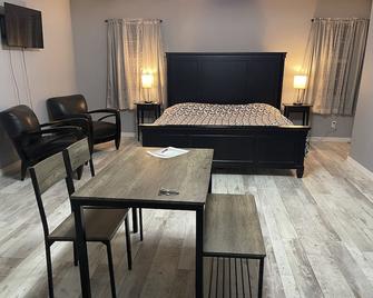 Safe, quiet, clean, comfortable Studio in the up and coming city of Auburndale - Auburndale - Bedroom