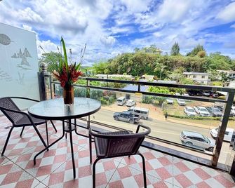Crown Royale Hotel & Lounge - פורט וילה - מרפסת