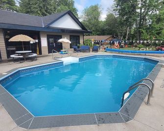 Red Pine Cabin at Pine Ridge Park - Pembroke - Pool