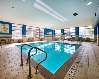 Hampton Inn & Suites Salinas - Salinas - Piscina