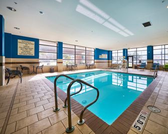 Hampton Inn & Suites Salinas - Salinas - Piscina