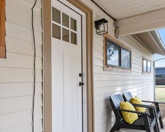 Altes Eckert Stolz 3 Bedroom Home by RedAwning - Stonewall