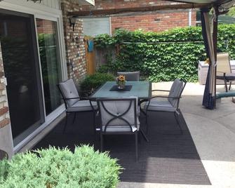 Beautiful North End Executive Retreat - Sarnia - Patio