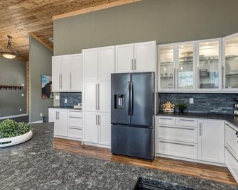 Bring the Family or Your Focus: 5-Acre Log Home w/ Starlink + Forest Views - Sundre - Küche