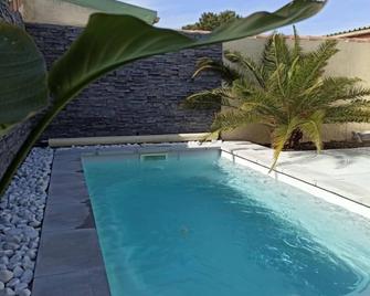 Jolie Suite Privée, Proche Aéroport - Marignane - Piscina