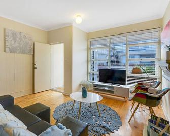 Sleep By the Sea - Perfect Beach Holiday - Glenelg North - Living room