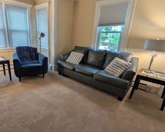 Steel Hideaway, first floor easy access, king bed, fenced yard, fast wifi - Auburn - Wohnzimmer