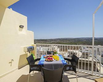 Summer Breeze apartment with terrace with Panoramic views - by Getawaysmalta - Mellieħa - Balkon