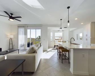 2-bedroom, 2-bath LUX condo with Golf, Spa, Pool, Hot tub + more - Immokalee