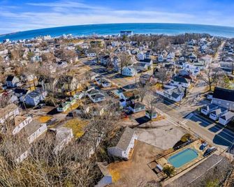 Bright Character Studio Near the Beach with Outdoor Seating & Parking - Old Orchard Beach