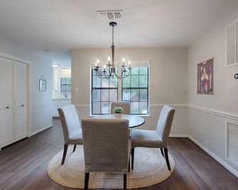 Spacious 1BR Apt Retreat in The Woodlands: Private, Peaceful, Great Location - The Woodlands - Dining room