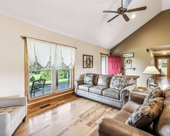 Brand New listing - Sunset Cabin - Hendersonville - Living room