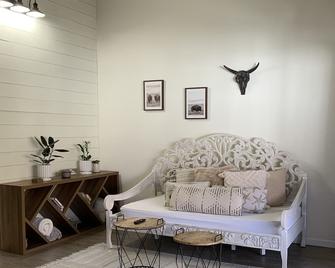 Charming Condo In The Heart Of Westlake Village - Westlake Village - Living room