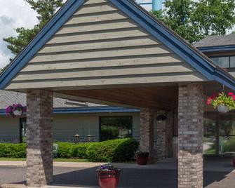AmericInn by Wyndham Minocqua - Minocqua - Building