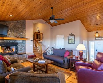 Blue Ridge Blessing - Pet Friendly! Views, hot tub, great location on App Ski Mtn! - Todd - Sala de estar