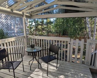 The Niven Nook - Cozy Basement Suite with Private Entrance and Porch - Yellowknife - Balkon