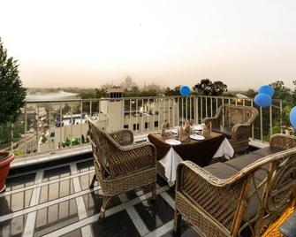 Aryan's Taj Resort - Agra - Balcón