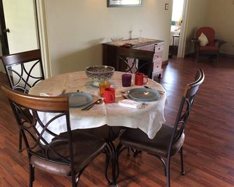 Tranquil Country Cottage ~ Remote Home ~ Outside Of Montego Bay - Montego Bay - Dining room
