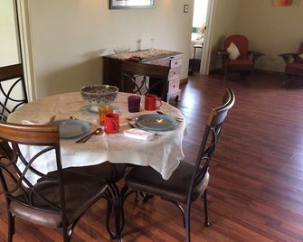 Tranquil Country Cottage ~ Remote Home ~ Outside Of Montego Bay - Bahía Montego - Comedor