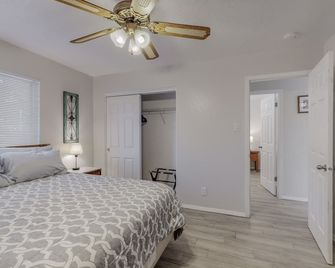 New Renovated Private 3/2home(King)near Balloon Fiesta Park, Quiet Neighborhood! - Alburquerque - Habitación