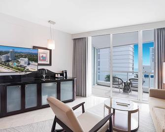 FontaineBleau Resort Balcony w Ocean and City View - Miami Beach - Vardagsrum