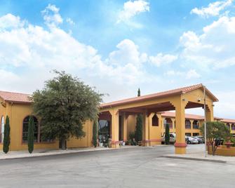 Days Inn by Wyndham Carlsbad - Carlsbad - Bygning