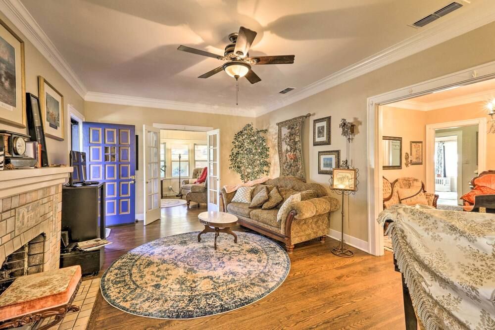 Walk to Midwestern State: Wichita Falls Cottage! - Wichita Falls - Sala de estar