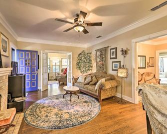 Walk to Midwestern State: Wichita Falls Cottage! - Wichita Falls - Living room