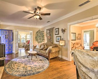 Walk to Midwestern State: Wichita Falls Cottage! - Wichita Falls - Sala de estar