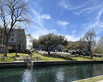 Hot Spot on Comal River. Best Location in Town. - New Braunfels