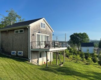 Eco-friendly studio - ocean views, close to beach - Lincolnville - Building