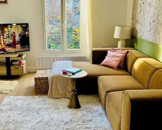 Charming, bright and quiet 2 P apartment 6 minutes from central Paris - Courbevoie - Wohnzimmer
