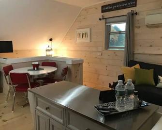 Peaceful Stay at Birds of a Feather Farm & Spa\n - Shaftsbury - Patio