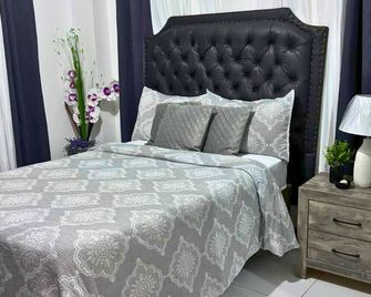 Villa Solara Your Spacious, Central, Affordable Stay in Kingston - Kingston - Bedroom