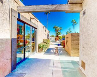 Historic flat in the heart of downtown with pool access and private terrace - Palm Springs