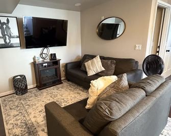 The Suburban Sanctuary: Spacious Garden Level Suite with Private Entry - Erie - Sala de estar