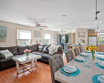5br Pet Friendly - Salt Water Hot Tub!! Oceanside In Beach Haven!!! - Beach Haven - Eetruimte