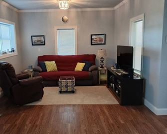 Promo 10% Weekly/20% Monthly Pet Friendly, Home, Private Fenced Yard. - Mount Airy - Obývací pokoj