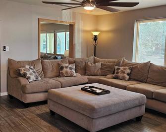 Patio Paradise 3-Bedroom Home Hot Tub too! 5 minutes from Fort Huachuca - Sierra Vista - Living room