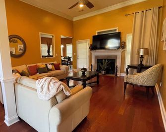 Bright & cozy 3 bedroom home minutes from theme parks and many dining options. - Kathleen - Living room