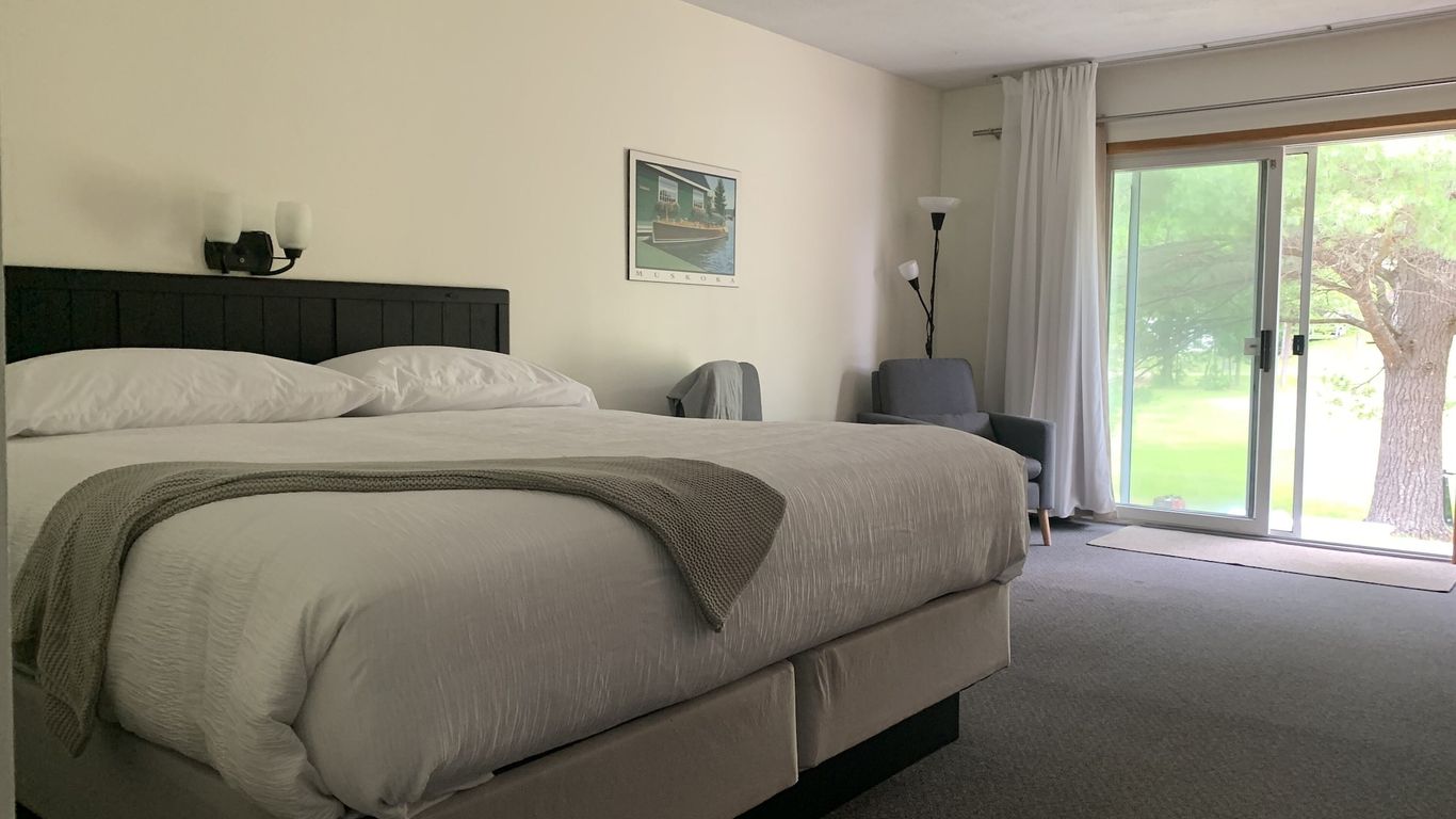 أكواخ وفندق كولونيل باي