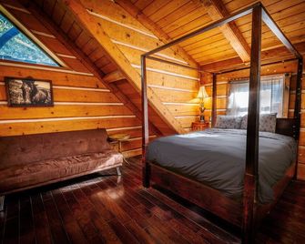 Serenity in the Woods - Beautiful Log Cabin on 2 acres with AC & WiFi & Xbox - Julian - Habitación