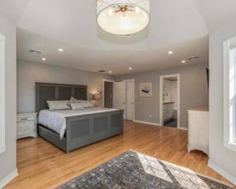 Beachy, Modern 5-Bedroom Rental w/ Heated Pool, - Westhampton - Habitación