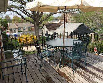 1927 Home Located In Historical Henry Ford Neighborhood - Dearborn - Balkon