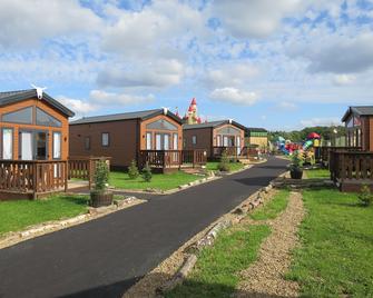 Gulliver's Valley, M1, Jct 31 - Sheffield - Building