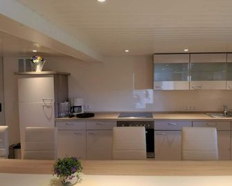 Clausen - Ferienwohnung mit 4 Schlafzimmern, 2 Bädern, Aufenthaltsraum mit Kamin und Garten - Wanderup - Küche