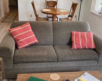 Nature's Retreat - Rest & Relaxation-Quiet & Peaceful Vibe - Huddleston - Living room